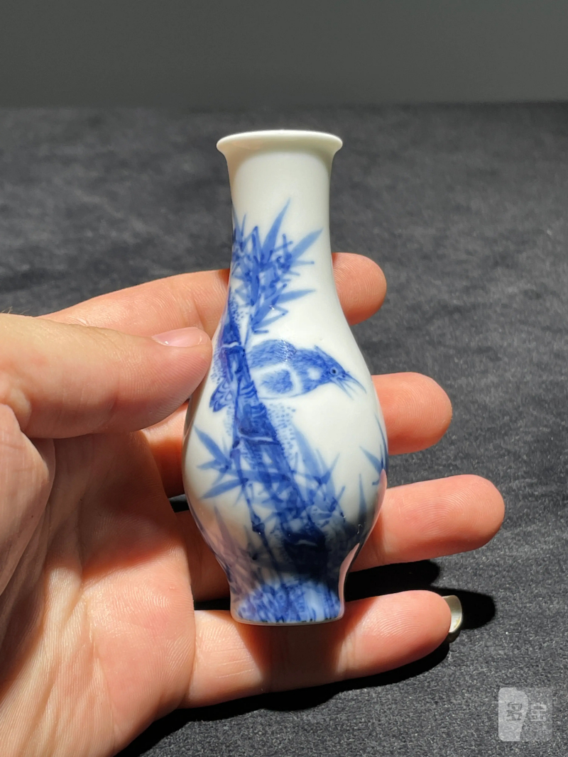 民国 王步风格青花花鸟纹小瓶 - 图2